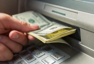 Банки Азербайджана приостановили прием долларов через банкоматы