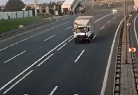 Кадры тяжелого ДТП с участием автобуса на трассе Баку - аэропорт (ФОТО/ВИДЕО)