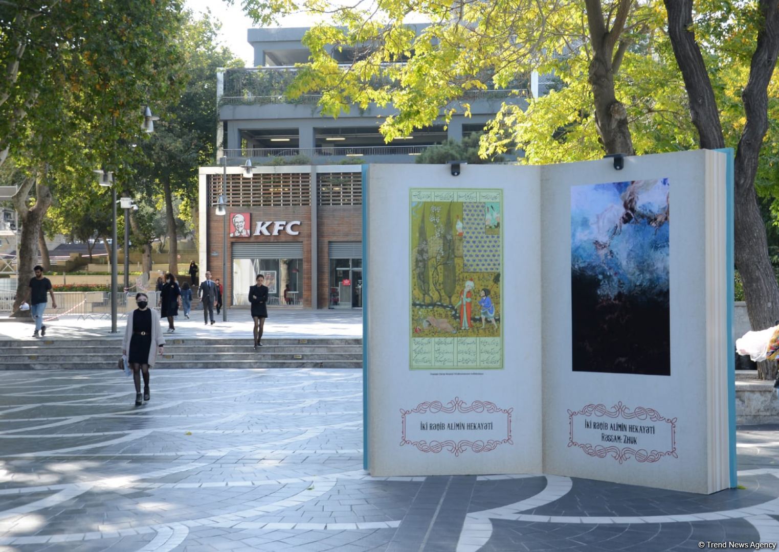 Paytaxtın mərkəzi küçələrində Nizami Gəncəvinin yaradıcılığını əks etdirən kitab maketlər quraşdırılıb (FOTOSESSİYA)