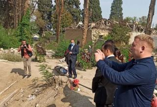 Украинские депутаты посетили в Гяндже территорию, где в результате ракетного обстрела Арменией погибли мирные жители (ФОТО)