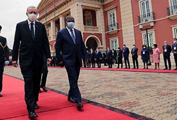 Cumhurbaşkanı Erdoğan Angola'da: Resmi törenle karşılandı