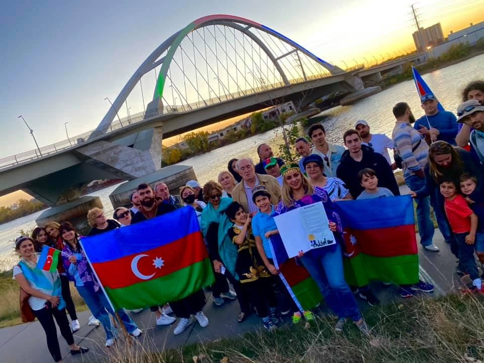Minneapolisdə körpü Azərbaycan bayrağının rəngləri ilə işıqlandırılıb (FOTO)