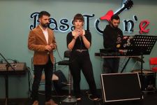 Звезда сериала "Kurtlar Vadisi" с супругой приехал в Баку (ФОТО)