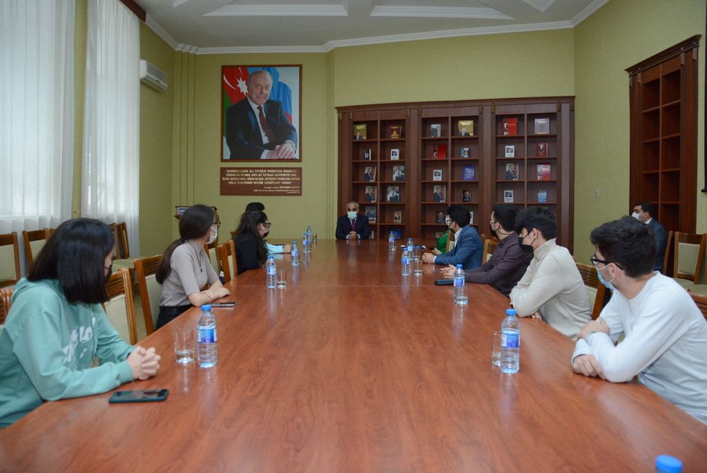 UNEC rektoru Prezident təqaüdçüləri ilə görüşüb (FOTO)