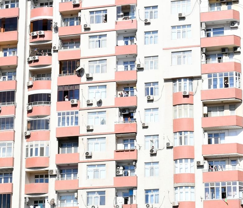 Жители Баку приветствовали Президента Ильхама Алиева и Первую леди Мехрибан Алиеву с балконов своих домов (ФОТО)