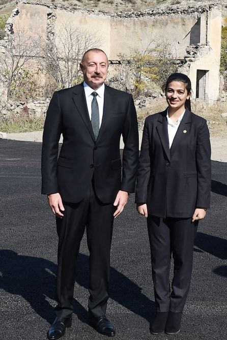 President Ilham Aliyev and First Lady Mehriban Aliyeva meet with members of general public of Gubadli district (PHOTO/VIDEO)