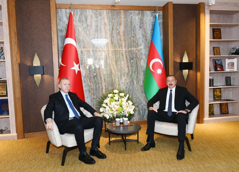 President Erdogan presents President Aliyev with 'Kharibulbul' image watch (PHOTO/VIDEO)