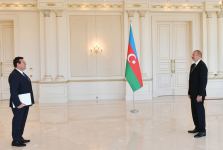 President Ilham Aliyev receives credentials of incoming Romanian ambassador (PHOTO/VIDEO)