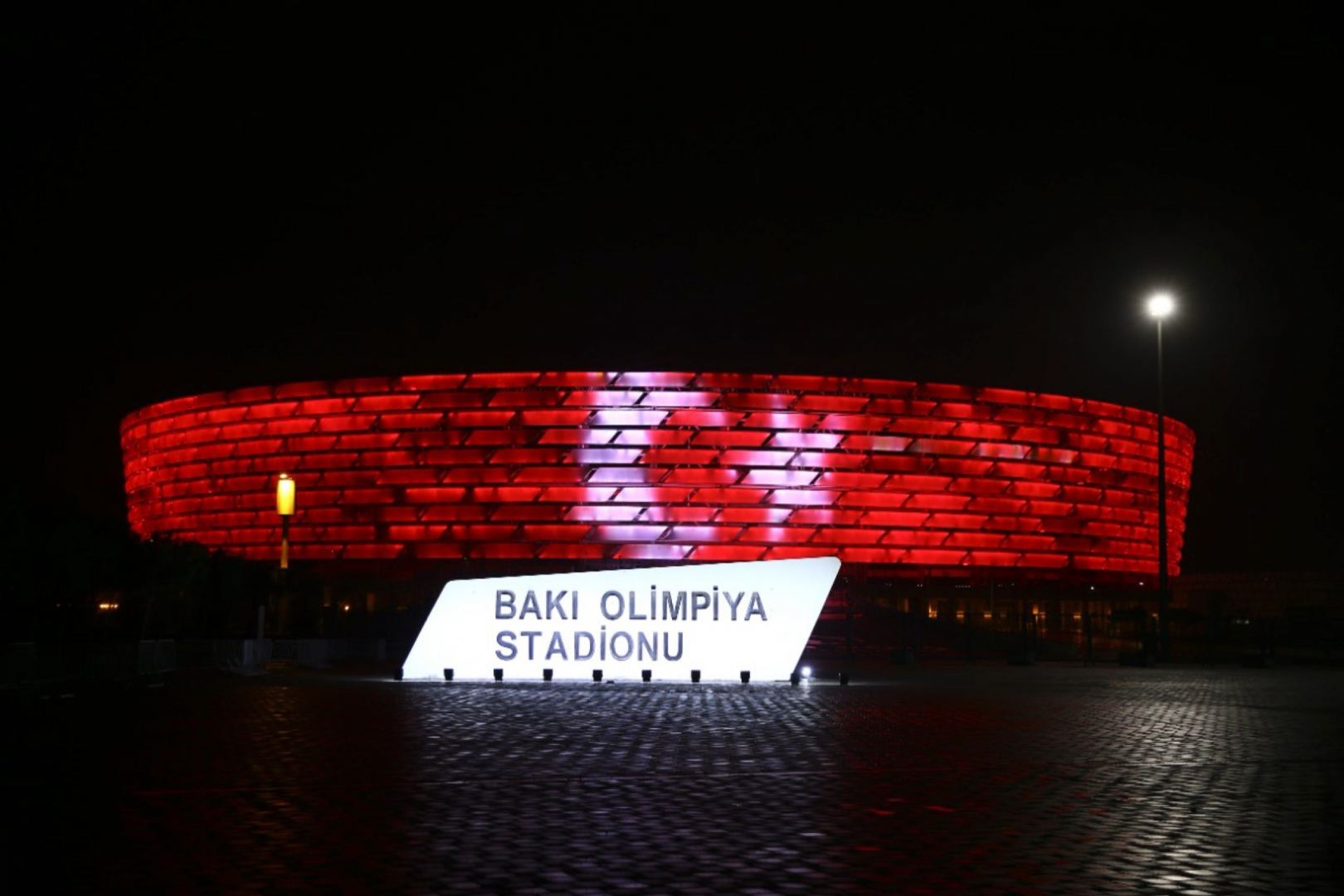 Bakı Olimpiya Stadionunun üzərinə Türkiyə Cümhuriyyətinin 98-ci ildönümü münasibətilə qardaş ölkənin bayrağı proyeksiya olunub