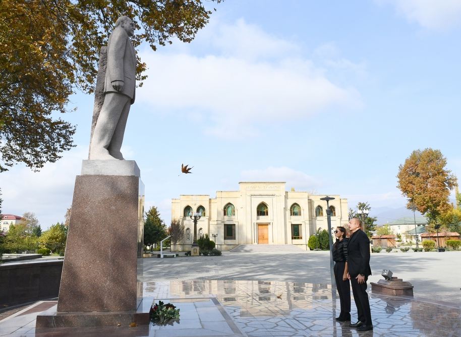 Президент Ильхам Алиев и Первая леди Мехрибан Алиева совершили поездку в Исмаиллинский район, посетили памятник великому лидеру Гейдару Алиеву (ВИДЕО)