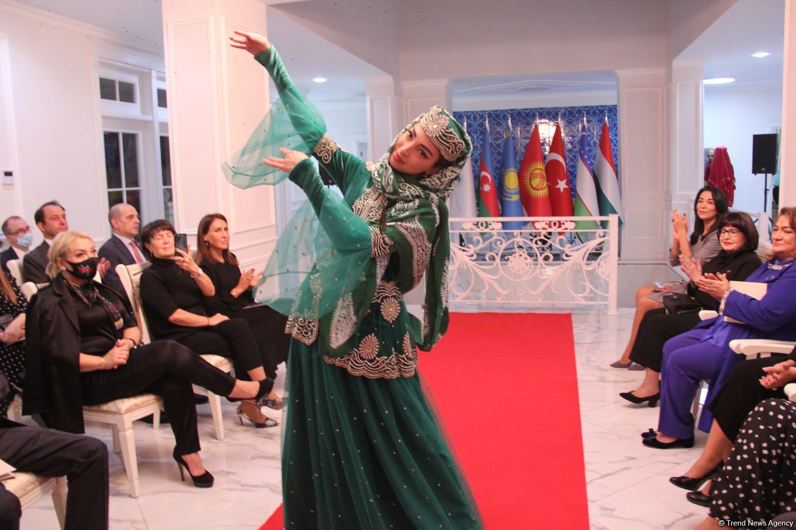 В Международном фонде тюркской культуры и наследия представлена коллекция "Карабах" Гюльнары Халиловой (ФОТО)