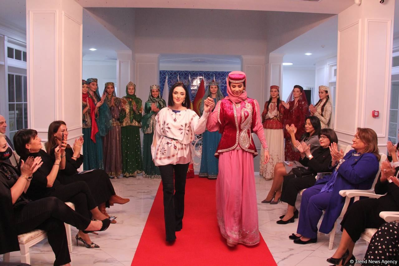 В Международном фонде тюркской культуры и наследия представлена коллекция "Карабах" Гюльнары Халиловой (ФОТО)