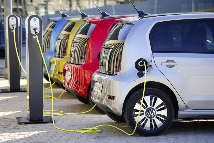 Dünyada elektrik avtomobillərin satışı iki dəfə artıb