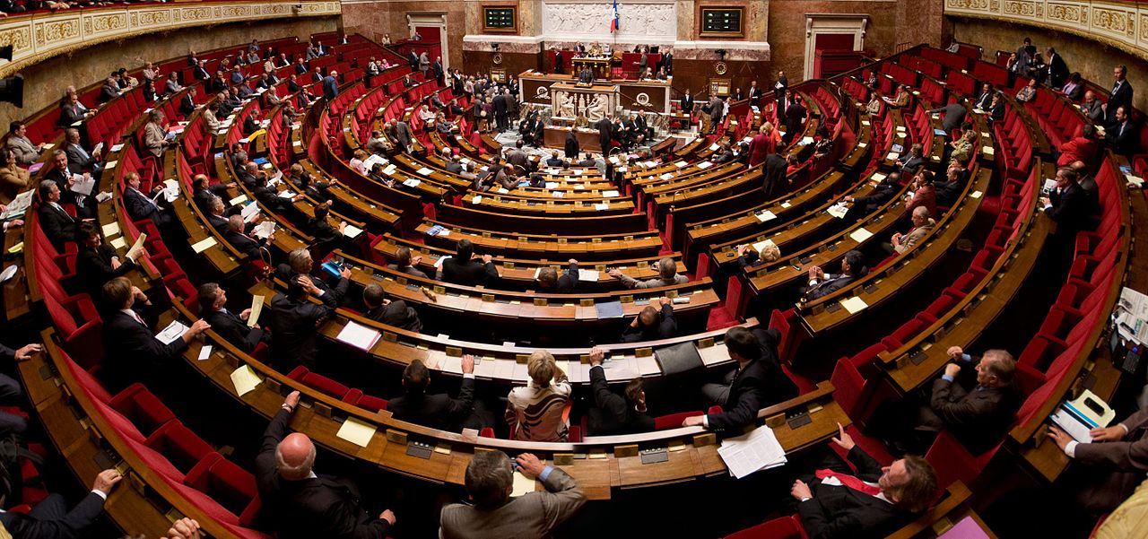 Нацсобрание Франции окончательно утвердило закон о продлении антиковидных мер в стране