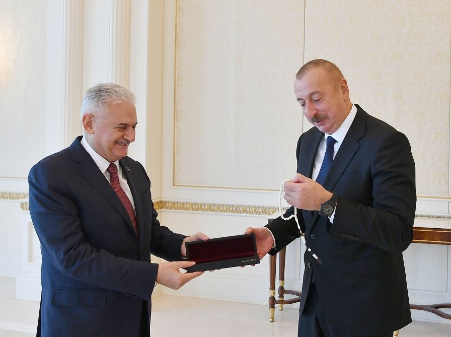 Бинали Йылдырым подарил четки Президенту Ильхаму Алиеву