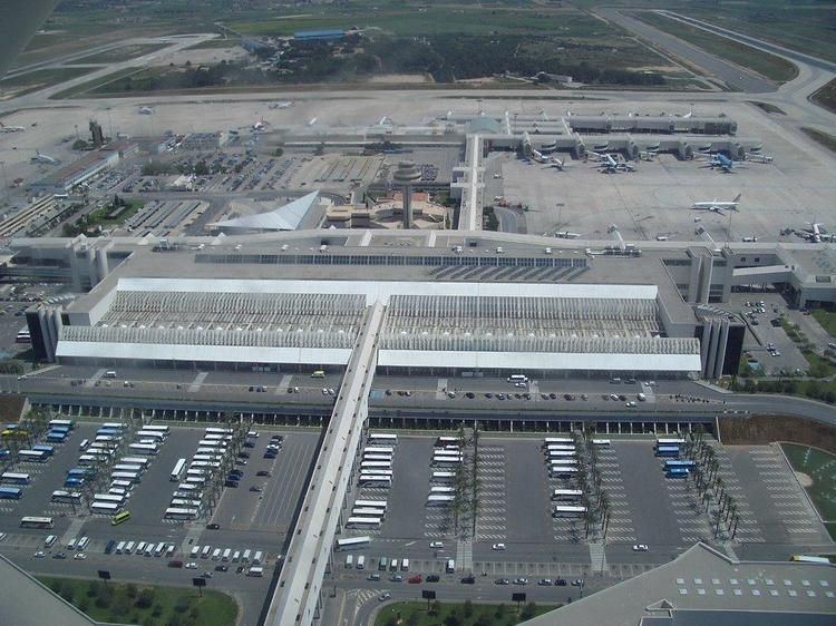 Сбежавшие из самолета пассажиры временно парализовали работу аэропорта в Испании