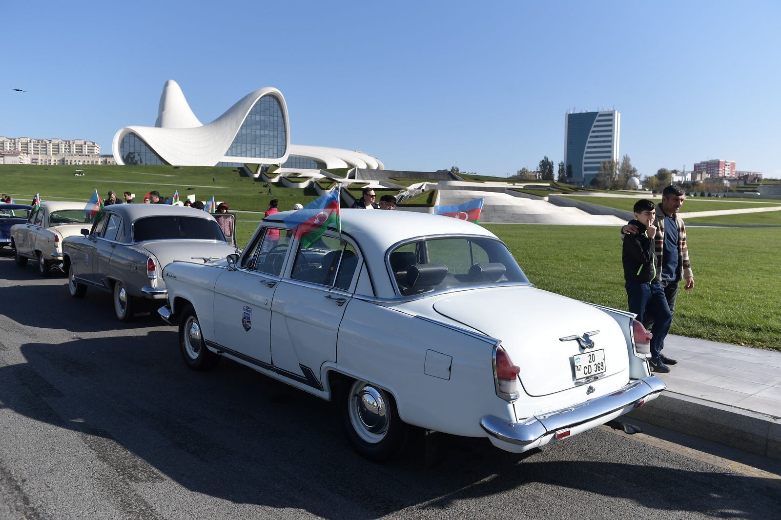 В Баку в честь Дня Победы Азербайджана прошел автопробег классических автомобилей (ФОТО)