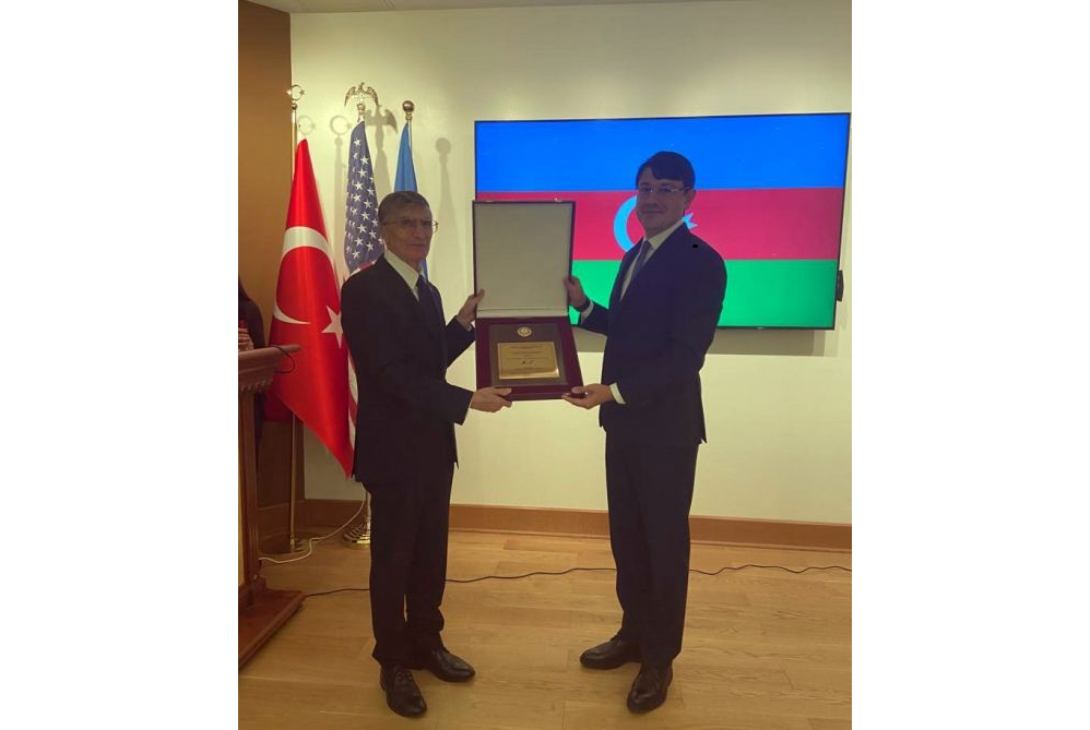 Азизу Санджару вручен “Почетный диплом Президента Азербайджанской Республики”