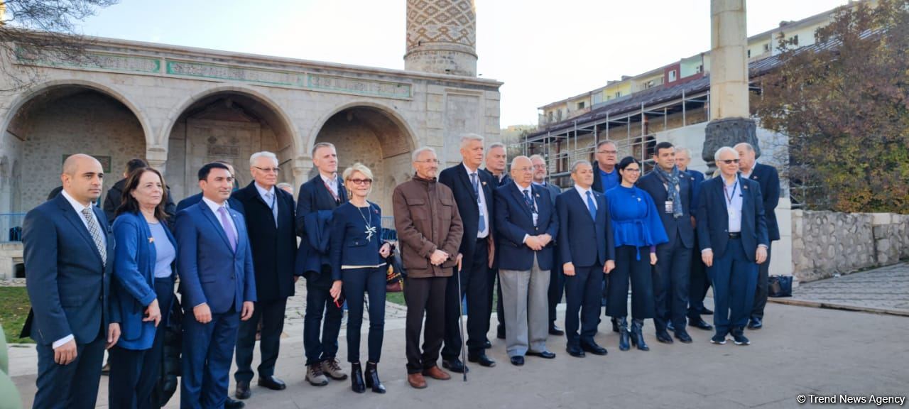 Группа участников VIII Глобального Бакинского форума посетила мечеть Юхары Говхар Ага в городе Шуша (ФОТО)
