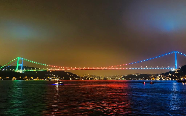 İstanbulda Fatih Sultan Mehmet körpüsü Azərbaycan bayrağının rənglərində işıqlandırılıb (FOTO) - Gallery Image