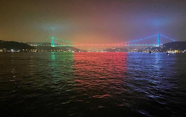 İstanbulda Fatih Sultan Mehmet körpüsü Azərbaycan bayrağının rənglərində işıqlandırılıb (FOTO) - Gallery Image