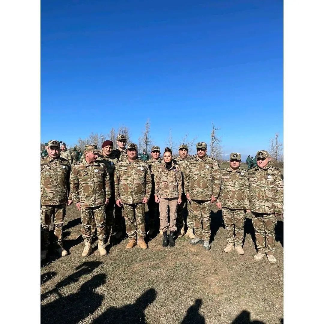 Первый вице-президент Мехрибан Алиева поделилась снимками с солдатами и офицерами ВС Азербайджана на Джыдыр дюзю (ФОТО)