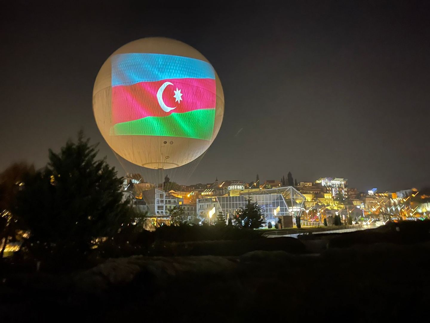 Tbilisidə üzərində Azərbaycan bayrağı təsvir olunmuş 600 ədəd şar havaya buraxılıb (FOTO) - Gallery Image