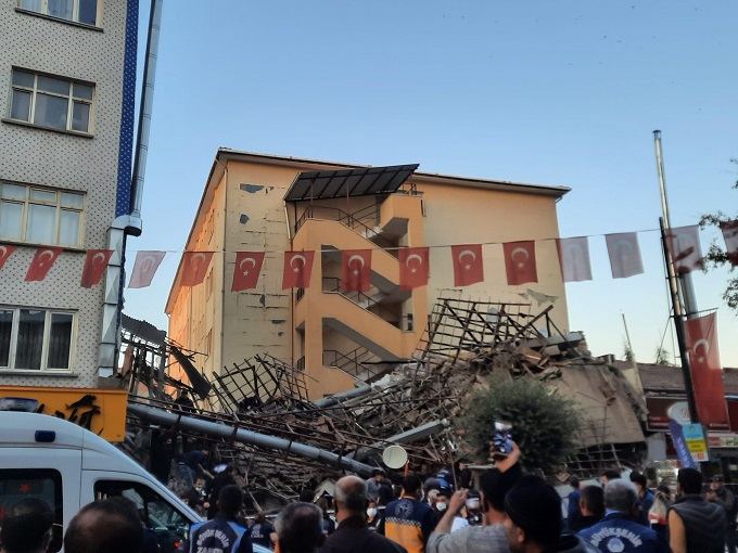 В Турции обрушилось двухэтажное здание, 14 человек пострадали (Обновлено)