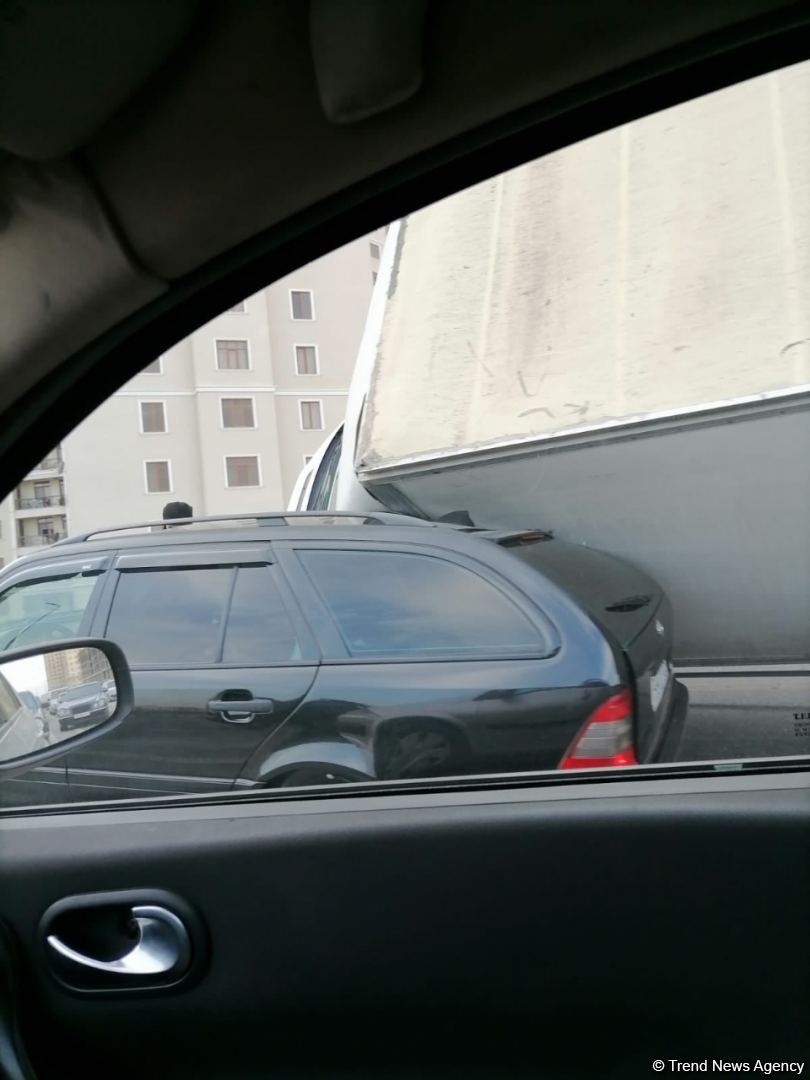 Bakıda külək yük maşınını “Mercedes”in üstünə aşırdı (FOTO/VİDEO)