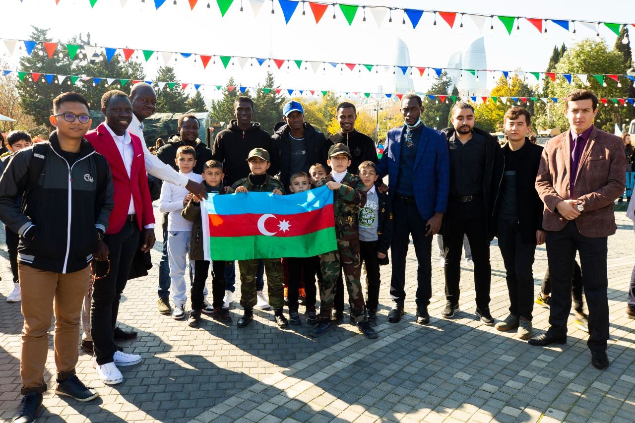 Представители молодежи стран ОИС в Ярмарке «Победа» (ФОТО)
