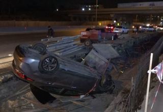 Сильный ветер в Баку перевернул четыре автомобиля