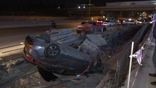 Сильный ветер в Баку перевернул четыре автомобиля