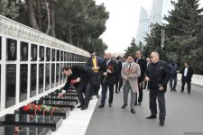 Представители IBF и MÜSİAD посетили Аллею шехидов в Баку (ФОТО)