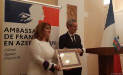 В Баку состоялось награждение Рейхан Гусейновой французским Орденом Академических Пальм (ФОТО)