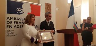 В Баку состоялось награждение Рейхан Гусейновой французским Орденом Академических Пальм (ФОТО)