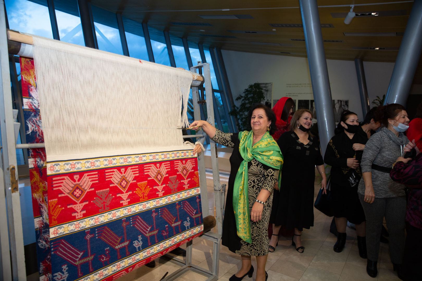 В соответствии с древними традициями в Баку прошла церемония срезания со станка ковра "Гранатовый" (ФОТО)