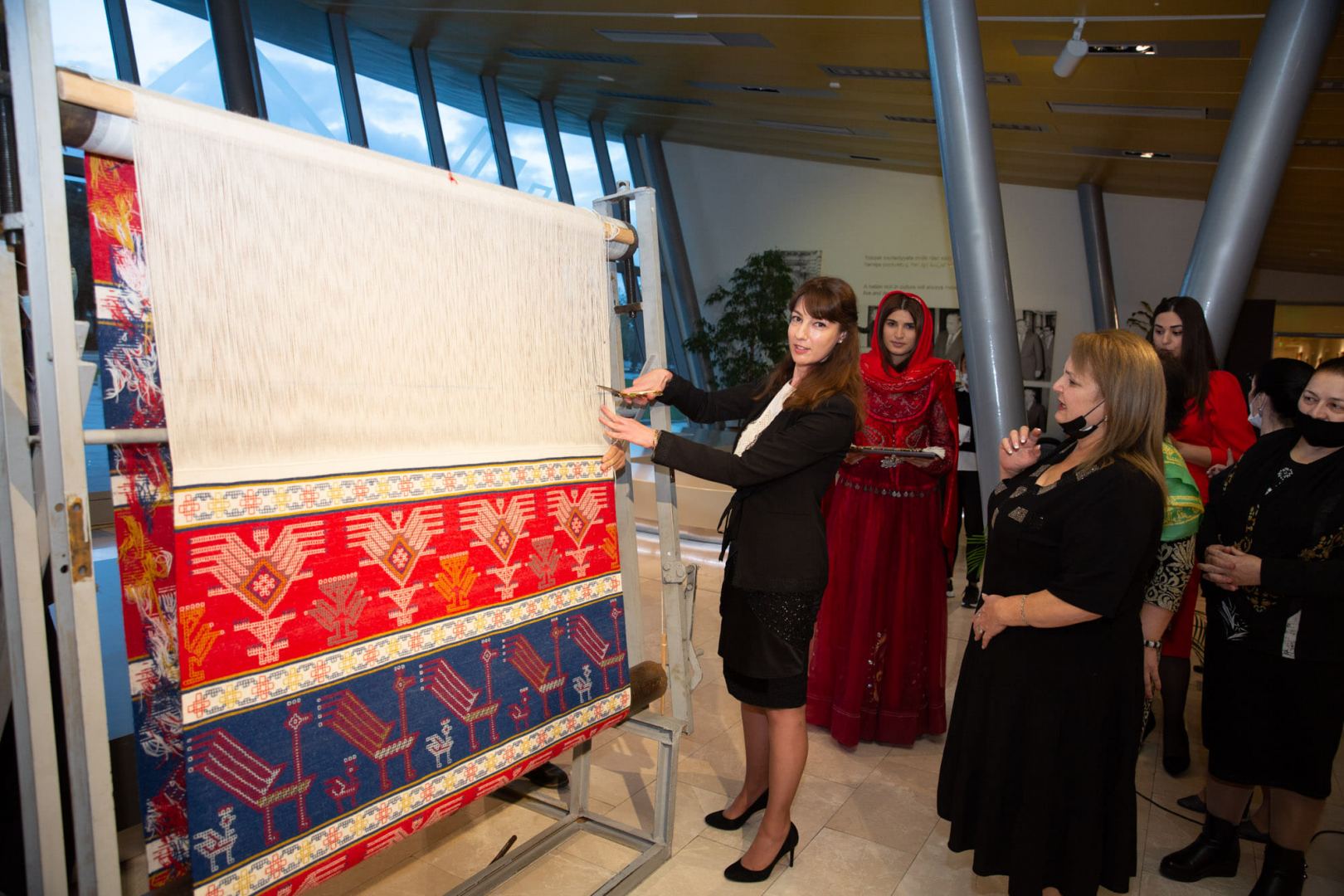 В соответствии с древними традициями в Баку прошла церемония срезания со станка ковра "Гранатовый" (ФОТО)