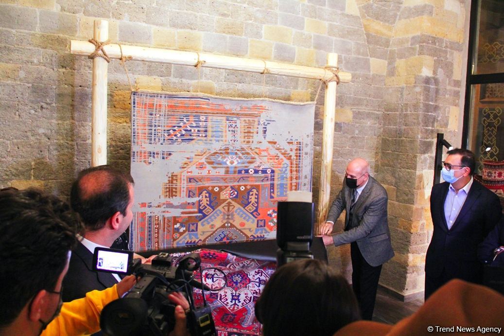 Новый взгляд на Карабахские ковры! В Ичери шехер представлена эксклюзивная коллекция – только 44! (ФОТО)