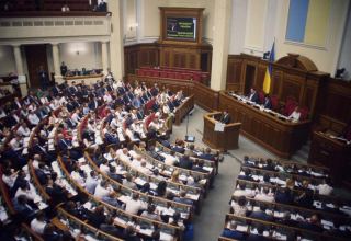Ukrayna Ali Radası ölkədə hərbi vəziyyətin müddətini uzadıb
