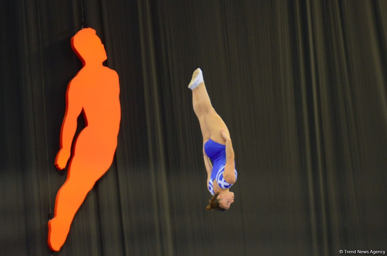 Захватывающие выступления и интригующая борьба - лучшие моменты первого дня чемпионата мира по прыжкам на батуте в Баку (ФОТО)