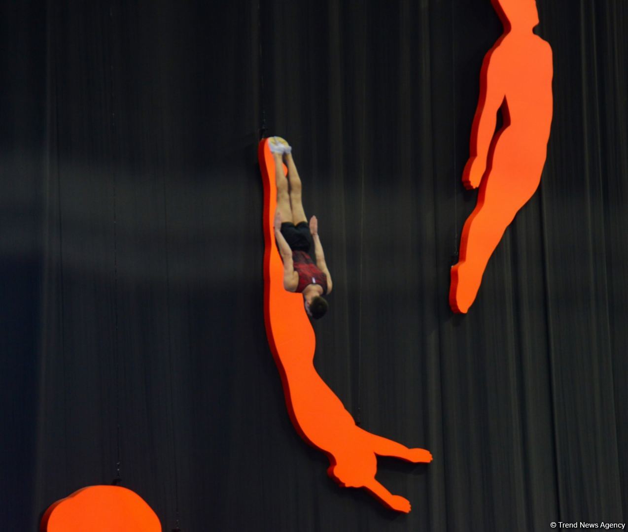 Захватывающие выступления и интригующая борьба - лучшие моменты первого дня чемпионата мира по прыжкам на батуте в Баку (ФОТО)