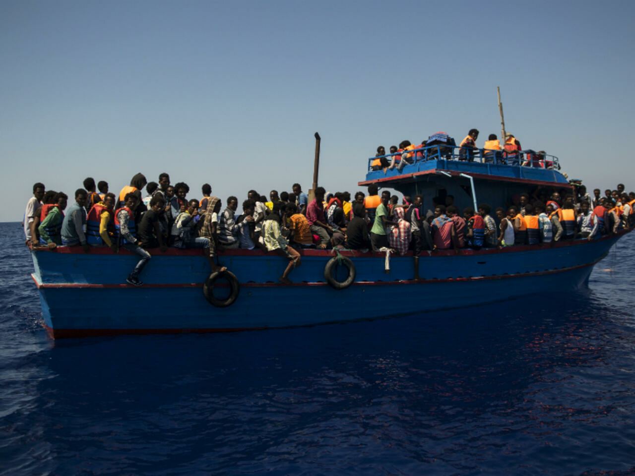 ВС Ливана спасли 27 мигрантов с затонувшей лодки