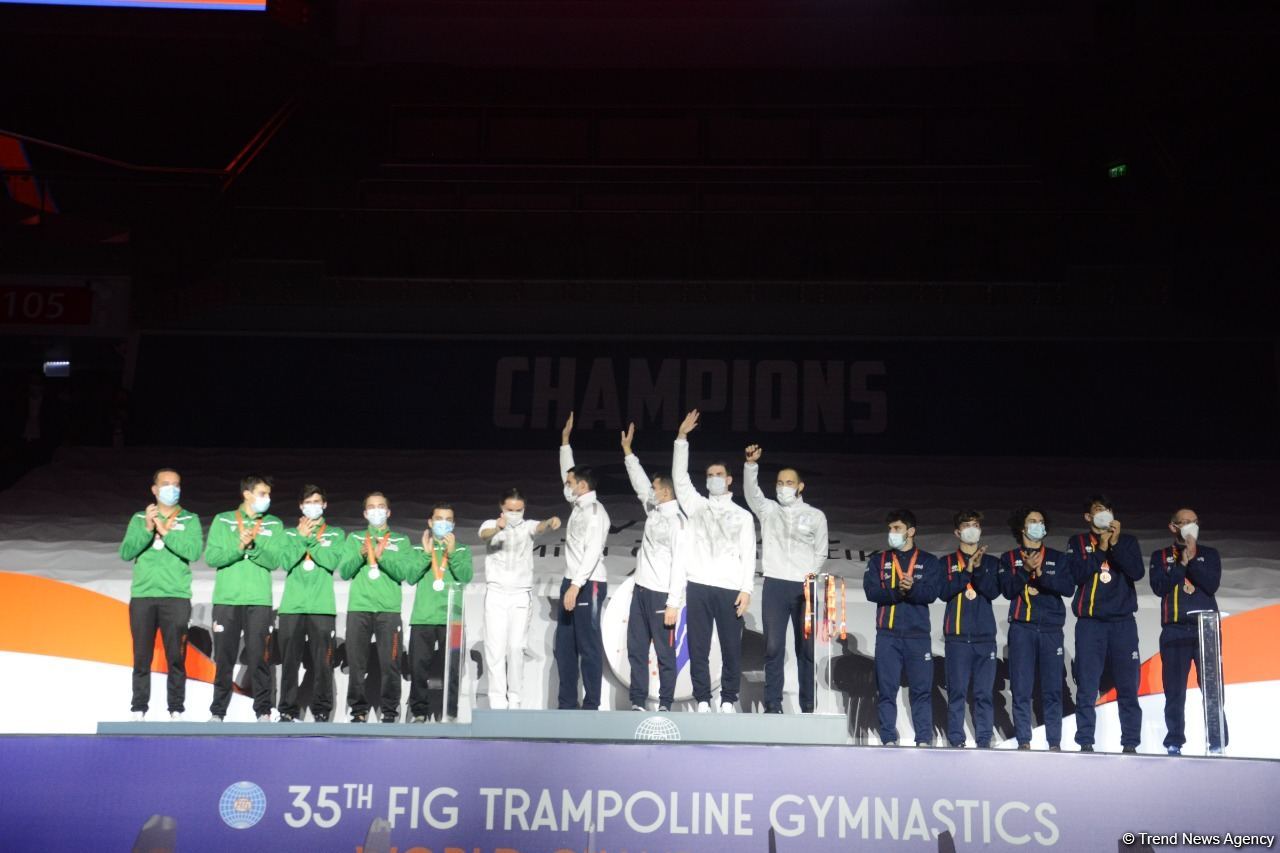 В Баку прошла церемония награждения победителей и призеров ЧМ среди команд в прыжках на акробатической дорожке и двойном мини-батуте (ФОТО)