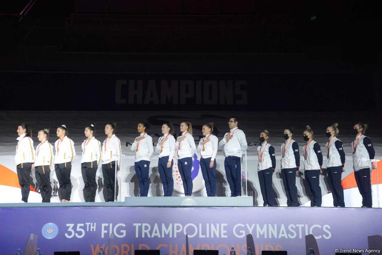 В Баку прошла церемония награждения победителей и призеров ЧМ среди команд в прыжках на акробатической дорожке и двойном мини-батуте (ФОТО)