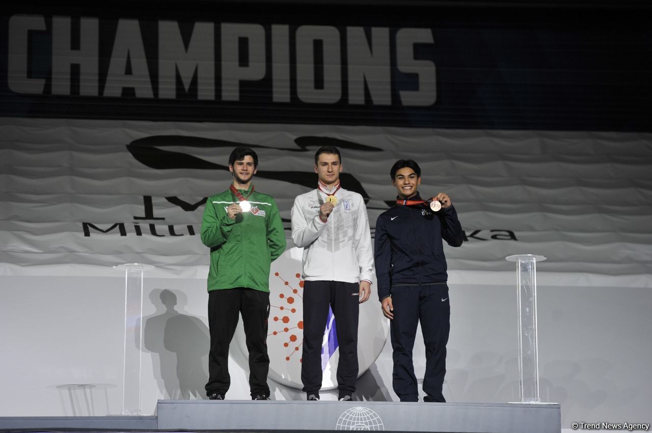 В Баку прошла церемония награждения победителей ЧМ в программе прыжков на акробатической дорожке и двойном мини-батуте (ФОТО)