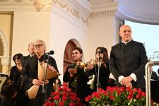 Кульминация юбилейного торжества Бакинской музыкальной академии - грандиозный концерт, россыпь цветов, большой торт и овации! (ВИДЕО, ФОТО)