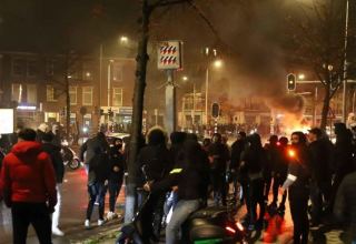 Amsterdamda polislə etirazçılar arasında şiddətli toqquşmalar baş verib