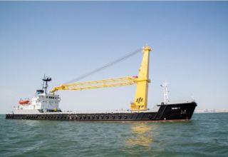 На бакинском заводе завершен ремонт кранового судна (ФОТО)