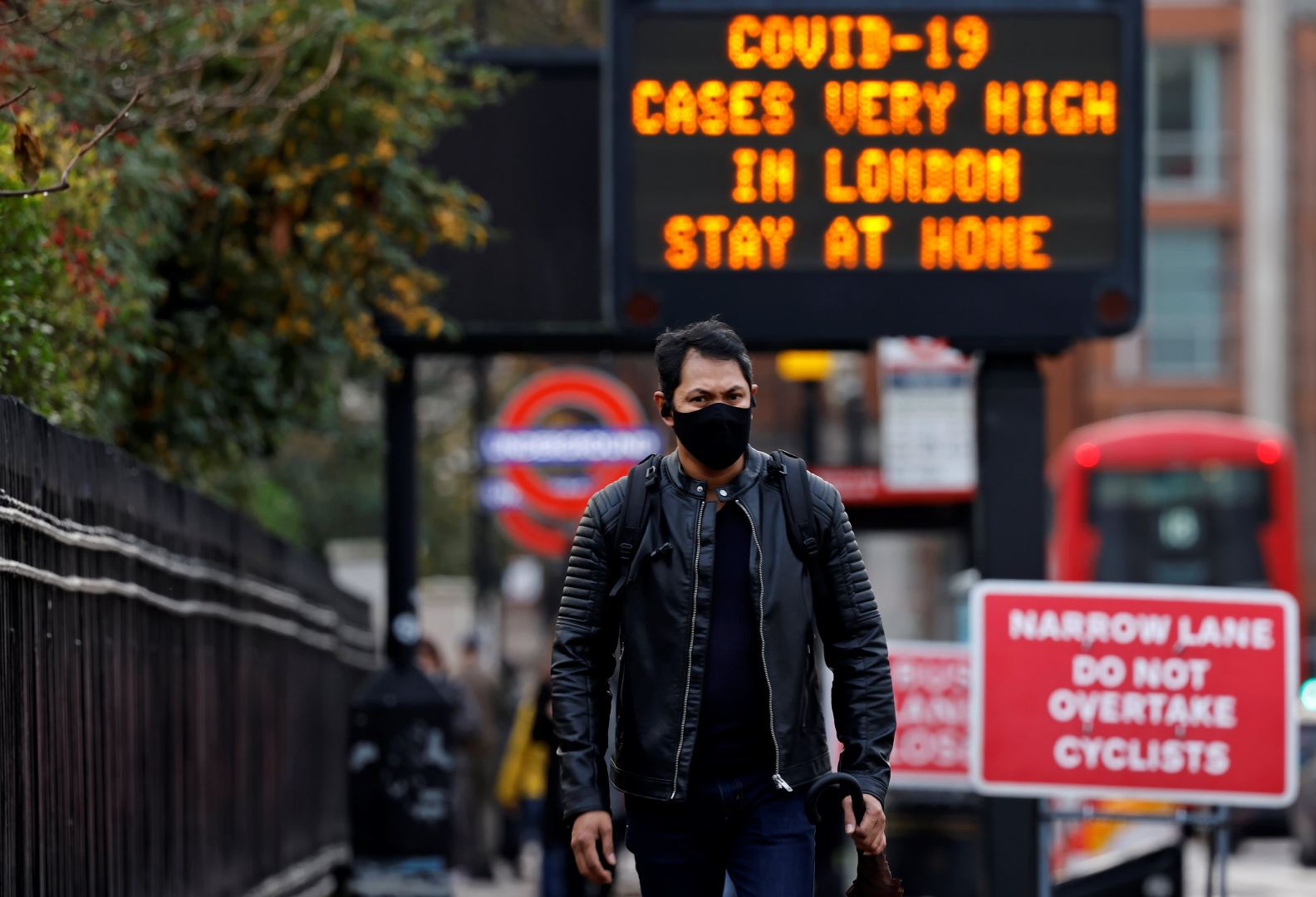 Власти Великобритании понизили уровень угрозы от коронавируса