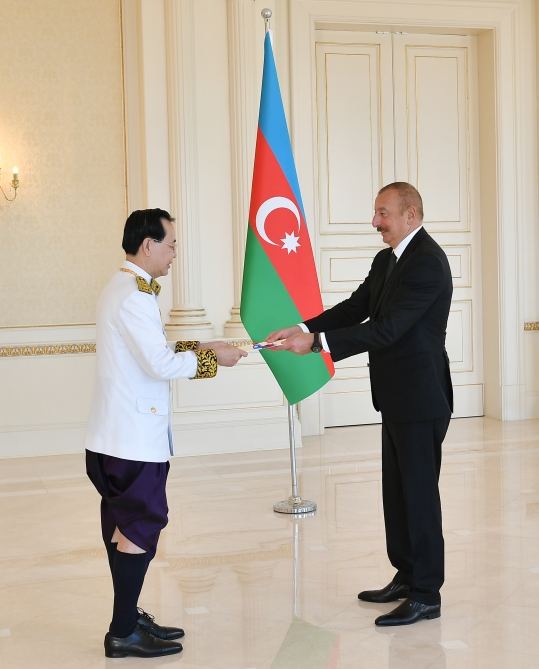 Президент Ильхам Алиев принял верительные грамоты новоназначенного посла Камбоджи (ФОТОВИДЕО)